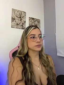 Issabela G1 online show from May 2026 10:28:01 PM