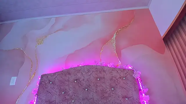 Snapshot of Bella__sweet chatting on February 2025 06:52:02 PM Bella sweet online show from February 2025 06:52:02 PM