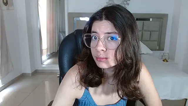 zoecruzz online show from December 2025 02:44:02 PM