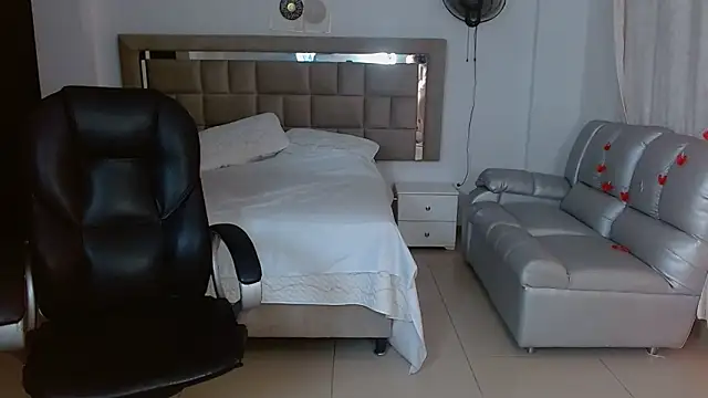 zoecruzz online show from March 2026 01:33:01 PM