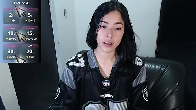 Snapshot of LESLIEBLACK_ chatting on January 2025 11:24:01 PM LESLIEBLACK online show from January 2025 11:24:01 PM