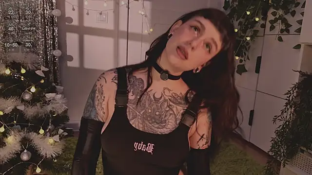 MichaellaMoon online show from December 2025 05:31:01 PM