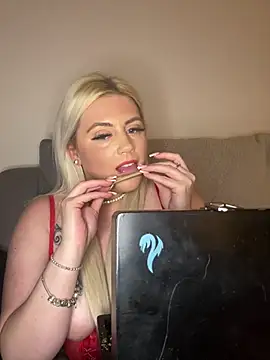 Snapshot of Blondiee3088 chatting on December 2024 05:08:02 PM Blondiee3088 online show from December 2024 05:08:02 PM