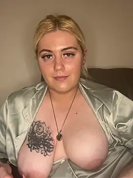 Snapshot of Blondiee3088 chatting on February 2025 05:44:01 PM Blondiee3088 online show from February 2025 05:44:01 PM