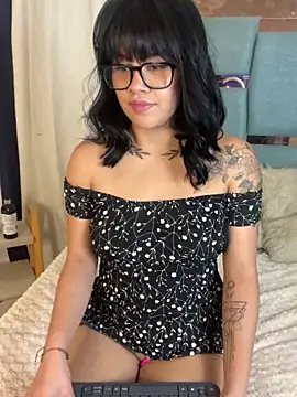 honeyy mia online show from October 2025 04:48:01 AM