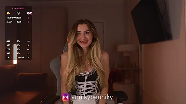 Coconutkittyy online show from March 2025 05:45:01 PM