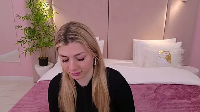 Snapshot of HelenaMorgan chatting on February 2025 09:23:01 AM HelenaMorgan online show from February 2025 09:23:01 AM