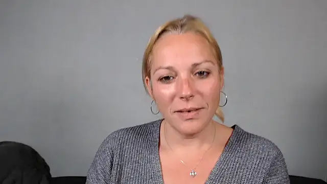 Doucelouve9 online show from December 2025 05:19:02 PM