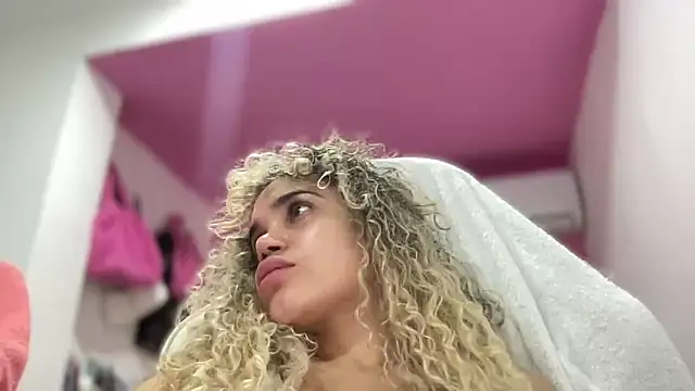 Snapshot of Susandolls chatting on January 2026 06:44:02 PM Susandolls online show from January 2026 06:44:02 PM