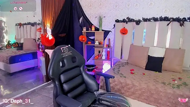 Daphnne tay online show from October 2025 04:05:01 AM