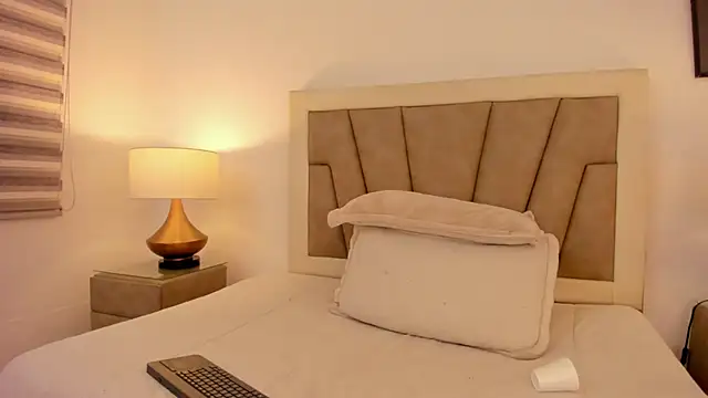 Snapshot of JaneLondon chatting on December 2024 10:34:02 PM JaneLondon online show from December 2024 10:34:02 PM