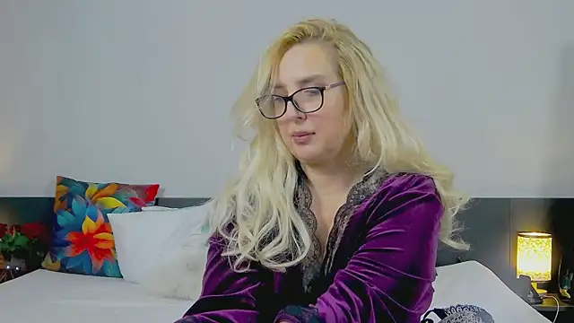 Snapshot of MariaRichi_ chatting on February 2025 04:10:01 PM MariaRichi online show from February 2025 04:10:01 PM