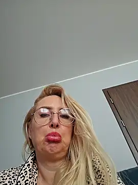 Snapshot of MariaRichi_ chatting on March 2025 10:24:02 AM MariaRichi online show from March 2025 10:24:02 AM