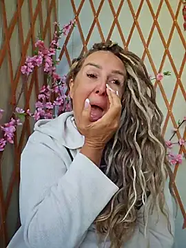 Snapshot of MariaRichi_ chatting on October 2025 06:44:01 AM MariaRichi online show from October 2025 06:44:01 AM