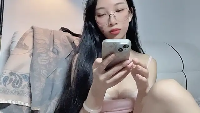 Snapshot of Lili-2 chatting on May 2026 04:04:02 PM Lili-2 online show from May 2026 04:04:02 PM