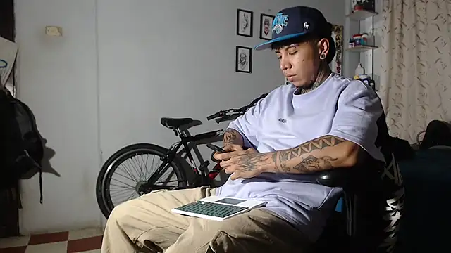 Nickhot0609 online show from February 2025 04:05:01 AM