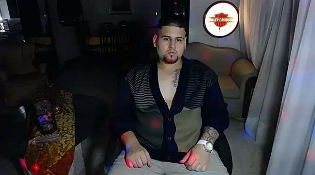 Snapshot of pitbullveryhot chatting on March 2025 04:13:01 AM pitbullveryhot online show from March 2025 04:13:01 AM