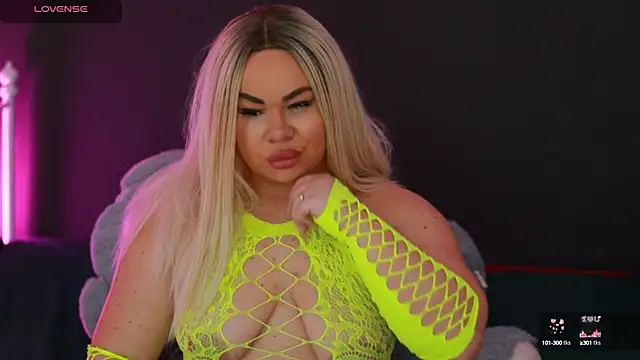 Snapshot of MissLilaa chatting on December 2024 08:39:02 PM MissLilaa online show from December 2024 08:39:02 PM