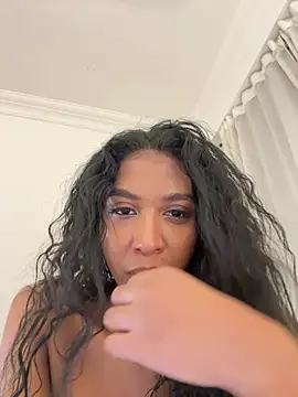 Snapshot of IamCrystal2 chatting on May 2026 01:02:04 AM IamCrystal2 online show from May 2026 01:02:04 AM
