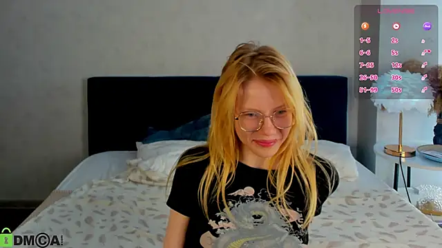 Snapshot of Esme_Runn chatting on May 2026 03:13:01 AM Esme Runn online show from May 2026 03:13:01 AM