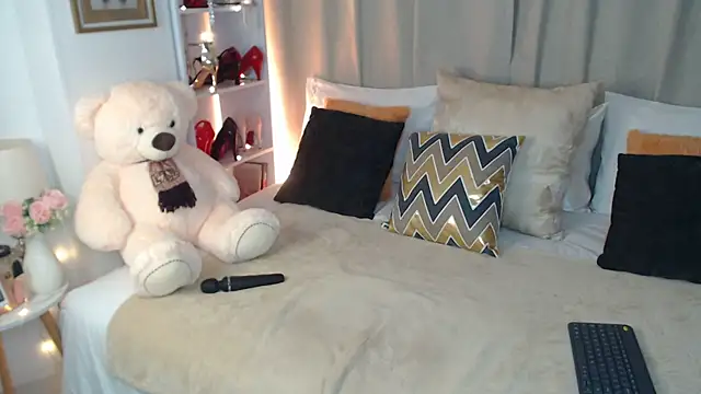 Snapshot of AnnaRouge chatting on April 2026 01:36:01 AM AnnaRouge online show from April 2026 01:36:01 AM