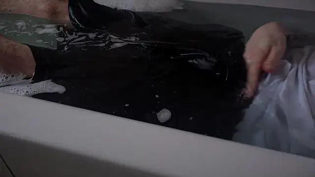 Snapshot of thewetshorts chatting on January 2025 08:00:02 AM thewetshorts online show from January 2025 08:00:02 AM