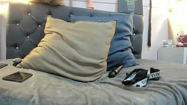 Snapshot of Slut_Milf_ chatting on February 2025 10:52:02 PM Slut Milf  online show from February 2025 10:52:02 PM