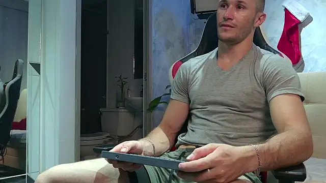 AxelFairchaild online show from December 2025 12:44:02 PM