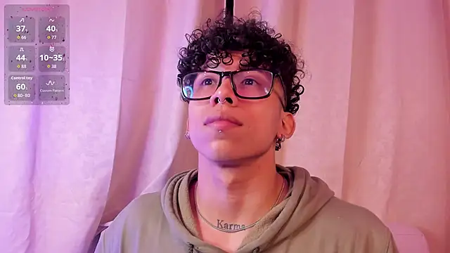 AkazaBoy  online show from December 2025 04:43:02 AM