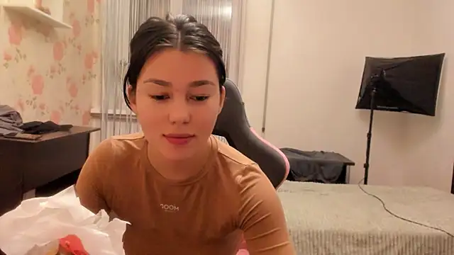 Snapshot of LunaXmii chatting on December 2024 01:35:01 AM LunaXmii online show from December 2024 01:35:01 AM