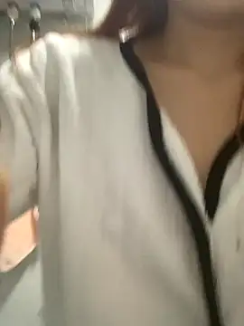 Aimeil online show from November 2025 05:04:02 PM