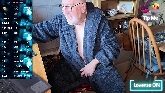 Adamdaddybear online show from October 2025 08:12:01 AM