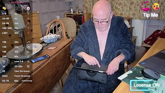 Adamdaddybear online show from November 2025 09:06:02 PM