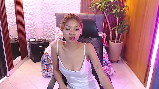 Perla prg online show from February 2025 06:45:01 PM