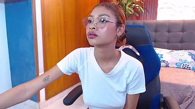 Perla prg online show from March 2025 04:31:02 PM