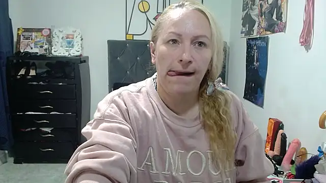 Snapshot of emperabigbootybigass chatting on April 2026 12:14:02 PM emperabigbootybigass online show from April 2026 12:14:02 PM