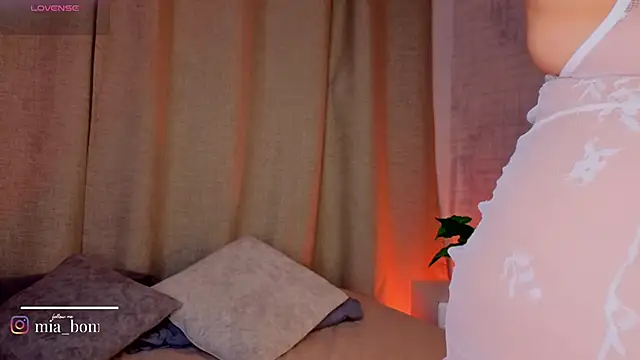 mia bonneett online show from April 2026 04:44:02 AM