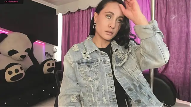 Coral Gibson online show from December 2025 01:20:01 PM