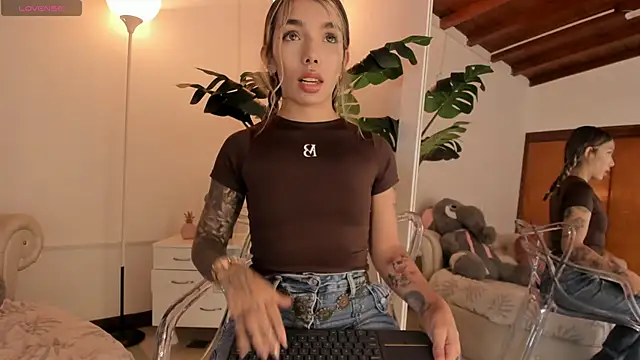 Mollymoon1 online show from January 2026 08:18:02 PM