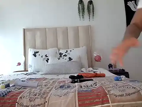 Pearl 00 online show from March 2025 12:01:02 PM