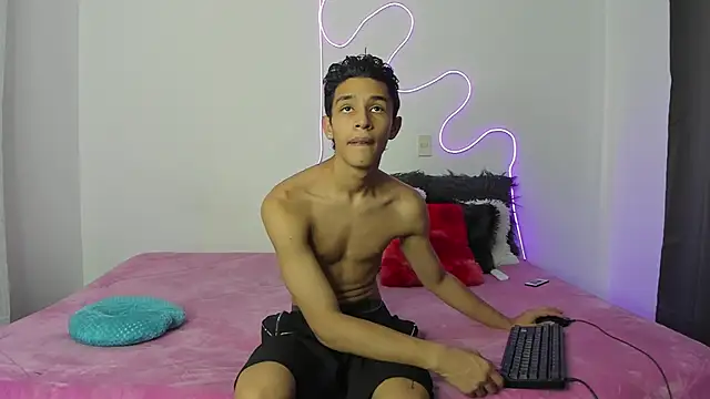 Snapshot of evanscollins chatting on December 2024 09:04:01 PM evanscollins online show from December 2024 09:04:01 PM