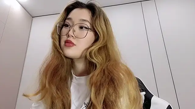 Jennatyan online show from December 2025 01:29:01 PM