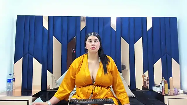 Criistaal  online show from February 2025 08:21:02 AM