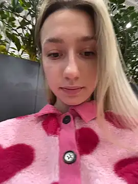 Lia  Love online show from October 2025 12:05:02 PM