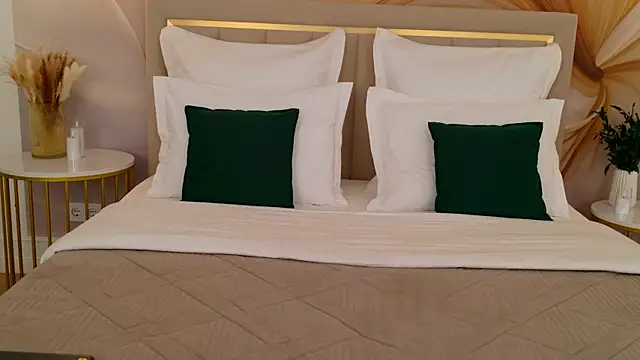 milaleoneli online show from April 2026 02:42:01 PM