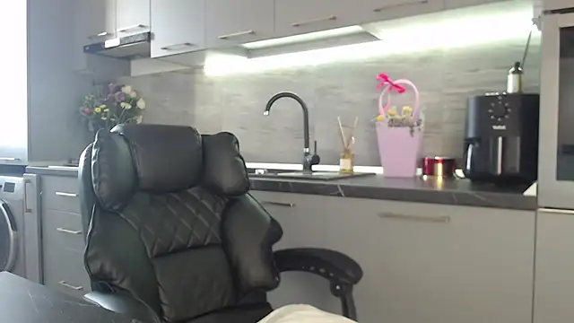 queenzoora online show from March 2026 12:12:02 PM