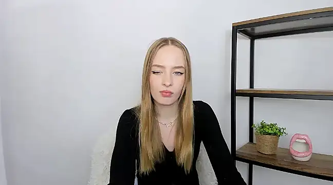 Snapshot of LilaGold chatting on December 2024 06:49:02 PM LilaGold online show from December 2024 06:49:02 PM