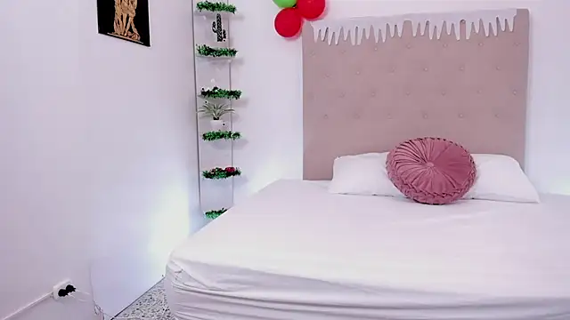 Snapshot of Alena_Hegmann chatting on December 2024 06:46:02 PM Alena Hegmann online show from December 2024 06:46:02 PM