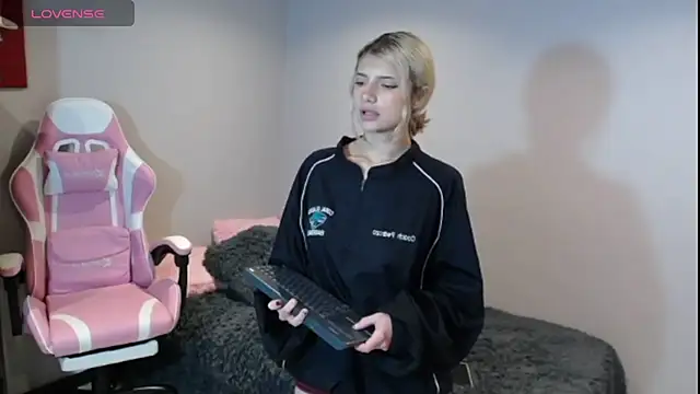 Snapshot of HiScarlett chatting on February 2025 12:25:02 PM HiScarlett online show from February 2025 12:25:02 PM