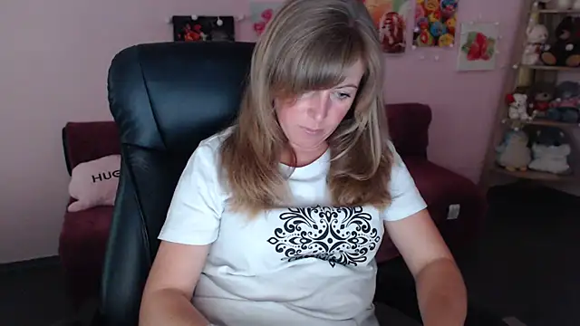 Snapshot of Hot_Milady chatting on June 2026 07:17:01 AM Hot Milady online show from June 2026 07:17:01 AM